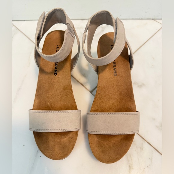 Lucky Brand Konoa Women’s 6.5 Light khaki stone leather ankle strap wedge sandal - Picture 3 of 10